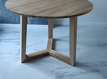 Round table made of ash on wooden supports - ZenWood