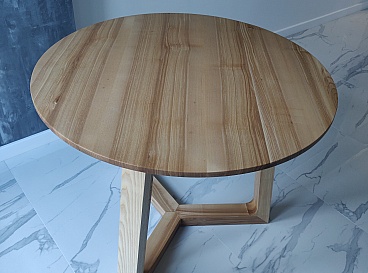 Round table made of ash on wooden supports - ZenWood