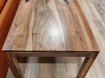 Table en noyer avec épissure incurvée de planches - ZenWood