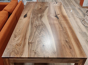 Table en noyer avec épissure incurvée de planches - ZenWood