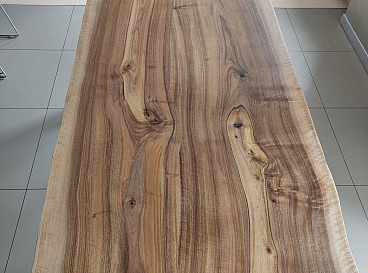 Tavolo in noce con due tavole giuntate su supporti in legno - ZenWood